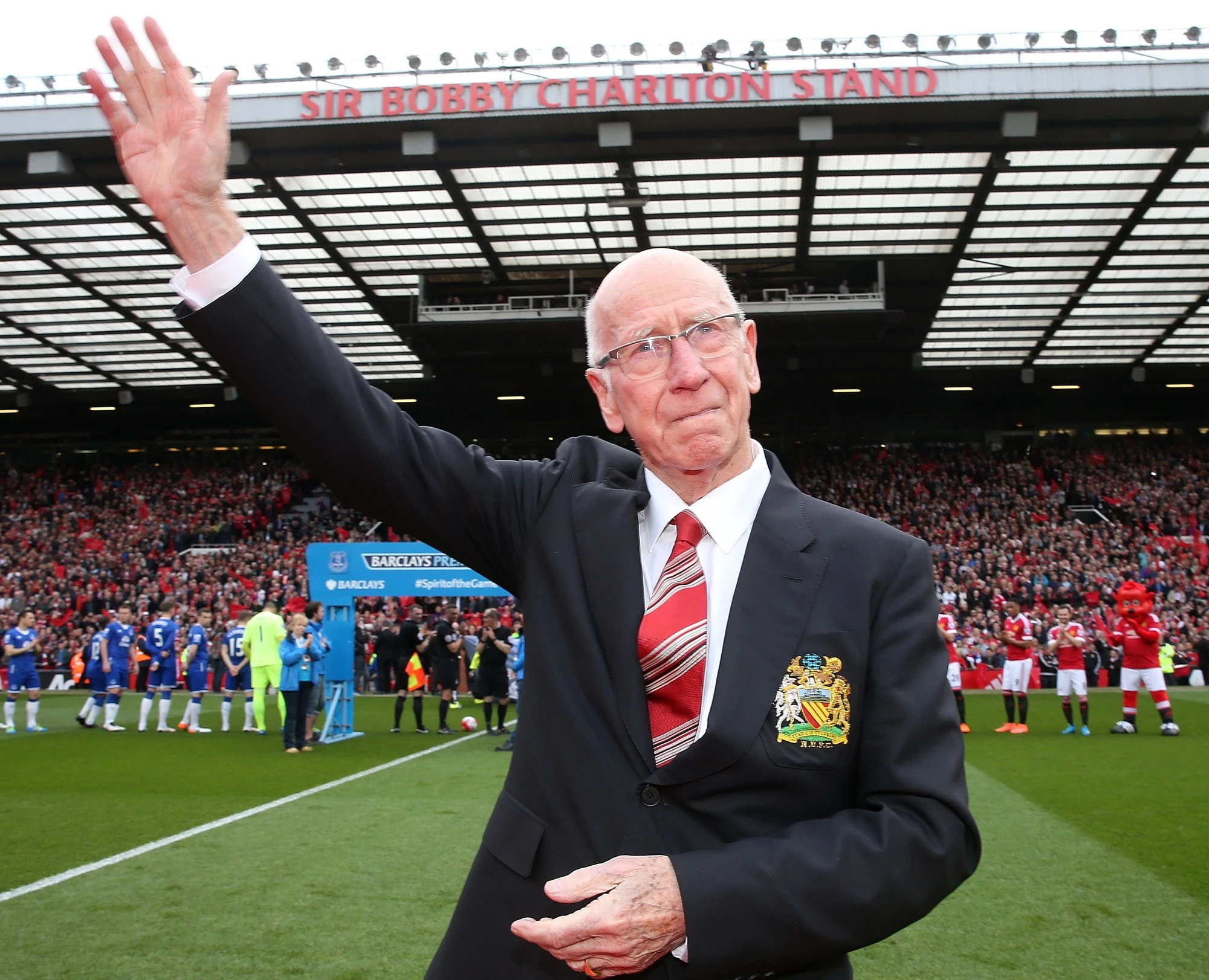 Bobby Charlton là huyền thoại tiền vệ của Manchester United với nhiều bàn thắng đẳng cấp